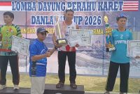 ‎Bupati Karimun, Ing H. Iskandarsyah menyerahkan Piala Bergilir kepada SMA N 4 Karimun sebagai Juara I Perlombaan Dayung Perahu Karet Danlanal Cup 2026.