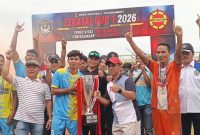 Bupati Karimun, Ing H. Iskandarsyah menyerahkan Piala kepada Boruto FC