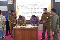 Bupati Karimun, Ing H. Iskandarsyah dan Direktur PT Panda Energy Indonesia saat melakukan penandatanganan MoU Proyek Energi Baru Terbarukan (EBT).