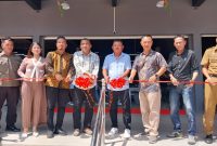 Wakil Bupati Karimun, Rocky Marciano Bawole melakukan pengguntingan pita sebagai tanda Billiard Cafe and Resto 86 resmi di buka.