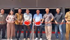 Wakil Bupati Karimun, Rocky Marciano Bawole melakukan pengguntingan pita sebagai tanda Billiard Cafe and Resto 86 resmi di buka.