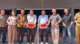Wakil Bupati Karimun, Rocky Marciano Bawole melakukan pengguntingan pita sebagai tanda Billiard Cafe and Resto 86 resmi di buka.
