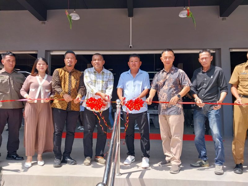 Wakil Bupati Karimun, Rocky Marciano Bawole melakukan pengguntingan pita sebagai tanda Billiard Cafe and Resto 86 resmi di buka.
