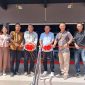 Wakil Bupati Karimun, Rocky Marciano Bawole melakukan pengguntingan pita sebagai tanda Billiard Cafe and Resto 86 resmi di buka.