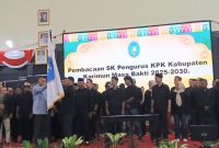 Wakil Bupati Karimun, Rocky Marciano Bawole, S.Sos menyerahkan bendera pataka kepada Ketua KPK, Mardana Surya Karma.