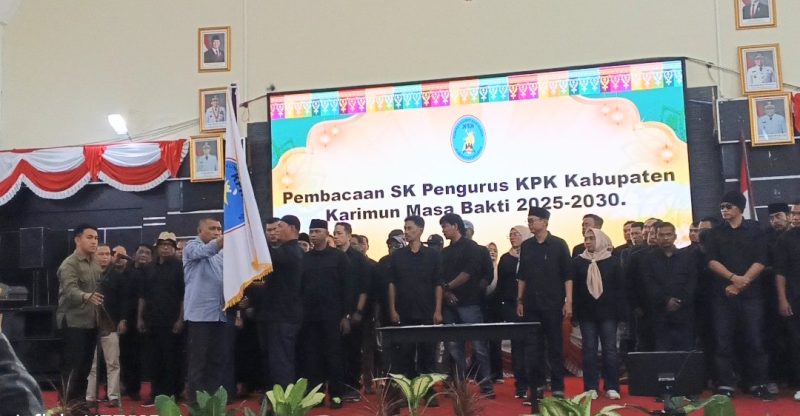 Wakil Bupati Karimun, Rocky Marciano Bawole, S.Sos menyerahkan bendera pataka kepada Ketua KPK, Mardana Surya Karma.