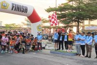 Wakil Bupati Karimun, Rocky Marciano Bawole, S.Sos melepas peserta lomba lari Run 5K