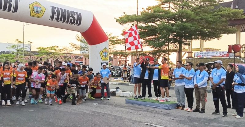 Wakil Bupati Karimun, Rocky Marciano Bawole, S.Sos melepas peserta lomba lari Run 5K