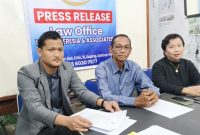 Linda Theresia, S.H., saat memberikan konferensi pers.