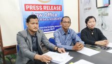 Linda Theresia, S.H., saat memberikan konferensi pers.