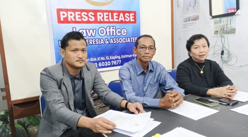 Linda Theresia, S.H., saat memberikan konferensi pers.