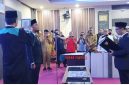 Pembacaan Naskah Sumpah Jabatan Direktur Perumda Tirta Mulia Karimun oleh Bupati Karimun, Ing H. Iskandarsyah.
