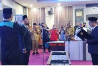 Pembacaan Naskah Sumpah Jabatan Direktur Perumda Tirta Mulia Karimun oleh Bupati Karimun, Ing H. Iskandarsyah.