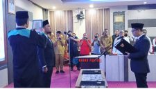 Pembacaan Naskah Sumpah Jabatan Direktur Perumda Tirta Mulia Karimun oleh Bupati Karimun, Ing H. Iskandarsyah.