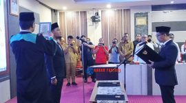 Pembacaan Naskah Sumpah Jabatan Direktur Perumda Tirta Mulia Karimun oleh Bupati Karimun, Ing H. Iskandarsyah.