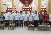 Bupati Karimun, Ing H. Iskandarsyah poto bersama dengan para jamaah calon haji.