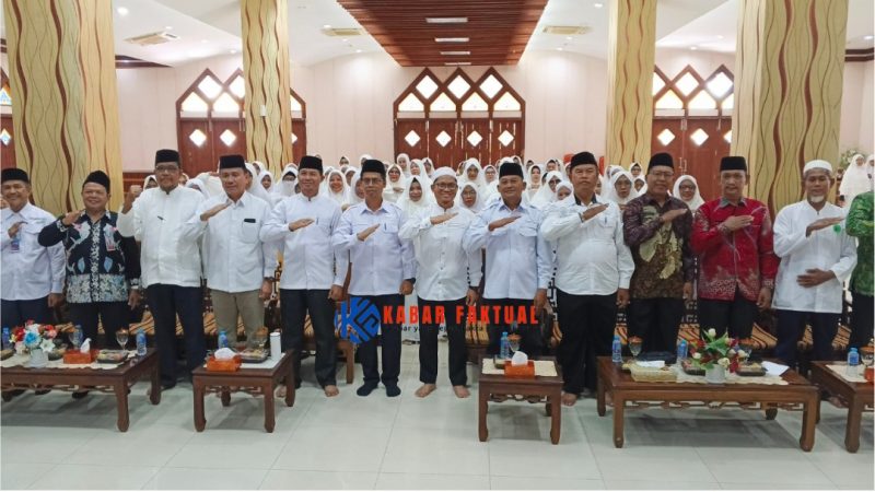 Bupati Karimun, Ing H. Iskandarsyah poto bersama dengan para jamaah calon haji.