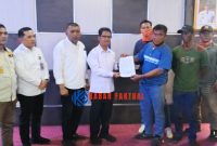 Aliansi Masyarakat Kabupaten Karimun menyerahkan surat tuntutan kepada Bupati Karimun.