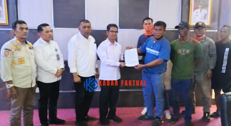 Aliansi Masyarakat Kabupaten Karimun menyerahkan surat tuntutan kepada Bupati Karimun.