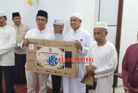 ‎Bupati Karimun, Ing H. Iskandarsyah menyerahkan bantuan TV Digital kepada Pengurus Masjid Jamiatun Najah.