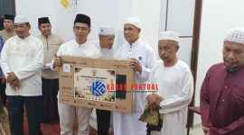 ‎Bupati Karimun, Ing H. Iskandarsyah menyerahkan bantuan TV Digital kepada Pengurus Masjid Jamiatun Najah.