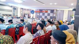 Bupati Karimun, Ing H. Iskandarsyah mendengarkan pemaparan dari Badan Pusat Statistik (BPS).