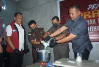 AKP Denny Hartanto saat pemusnahan barang bukti narkoba.