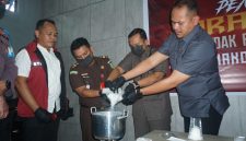 AKP Denny Hartanto saat pemusnahan barang bukti narkoba.