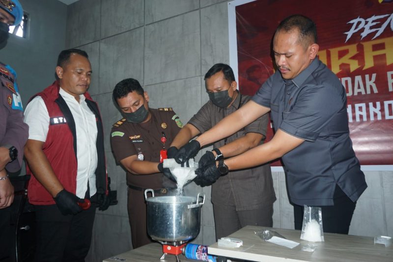 AKP Denny Hartanto saat pemusnahan barang bukti narkoba.