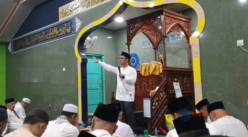 Bupati Karimun Ing. H. Iskandarsyah saat memberikan sambutan pada agenda Safari Ramadhan di Masjid Jami’ Darussalam, Kelurahan Teluk Air, Rabu (4/3/2026). (Foto: Kabar Faktual)