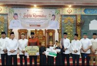 Gubernur Provinsi Kepulauan Riau, Ansar Ahmad menyerahkan bantuan kepada DKM Masjid Baitul Karim