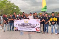 Wakil Bupati Karimun, Rocky Marciano Bawole, S.Sos., berpoto bersama Anggota Yayasan Scaffolding Karimun Indonesia saat berbagi Berkah di Bulan Ramadhan.