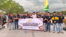 Wakil Bupati Karimun, Rocky Marciano Bawole, S.Sos., berpoto bersama Anggota Yayasan Scaffolding Karimun Indonesia saat berbagi Berkah di Bulan Ramadhan.