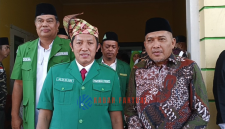 Ketum GP Ansor bersama Wakli Bupati Karimun memberikan keterangan pers pada acara Konfercab GP Ansor Karimun.