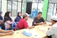 Koordinator Pasar Puan Maimun, Romi Amir melakukan cabut undi lapak kepada 8 pedagang yang telah melunasi kewajibannya.