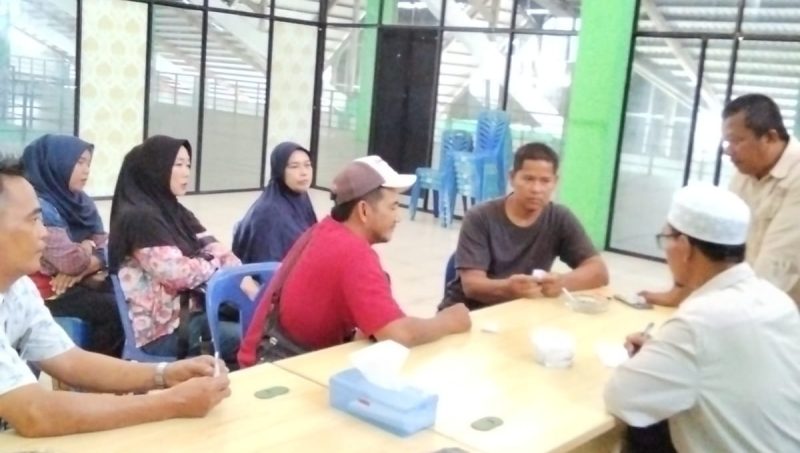 Koordinator Pasar Puan Maimun, Romi Amir melakukan cabut undi lapak kepada 8 pedagang yang telah melunasi kewajibannya.