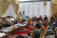 Bupati Karimun saat menerima pedagang sore pasar puan maimun