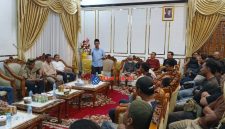 Bupati Karimun saat menerima pedagang sore pasar puan maimun