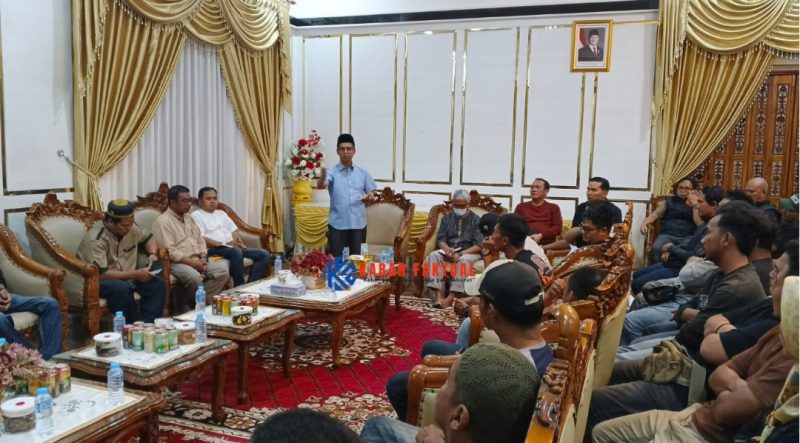 Bupati Karimun saat menerima pedagang sore pasar puan maimun
