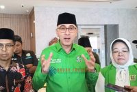 Anggota DPR RI Komisi VI, Nasim Khan saat konpers bersama Bupati Karimun, Ing H. Iskandarsyah dan Ketua DPC PKB Karimun, Nyimas Novi Ujiani