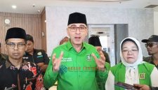 Anggota DPR RI Komisi VI, Nasim Khan saat konpers bersama Bupati Karimun, Ing H. Iskandarsyah dan Ketua DPC PKB Karimun, Nyimas Novi Ujiani