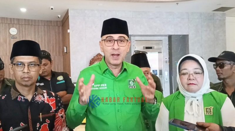 Anggota DPR RI Komisi VI, Nasim Khan saat konpers bersama Bupati Karimun, Ing H. Iskandarsyah dan Ketua DPC PKB Karimun, Nyimas Novi Ujiani