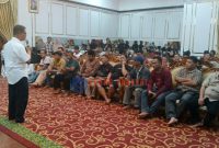 Bupati Karimun, Ing H. Iskandarsyah saat menjelaskan tujuan relokasi pedagang sore ke Blok D.