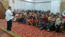 Bupati Karimun, Ing H. Iskandarsyah saat menjelaskan tujuan relokasi pedagang sore ke Blok D.