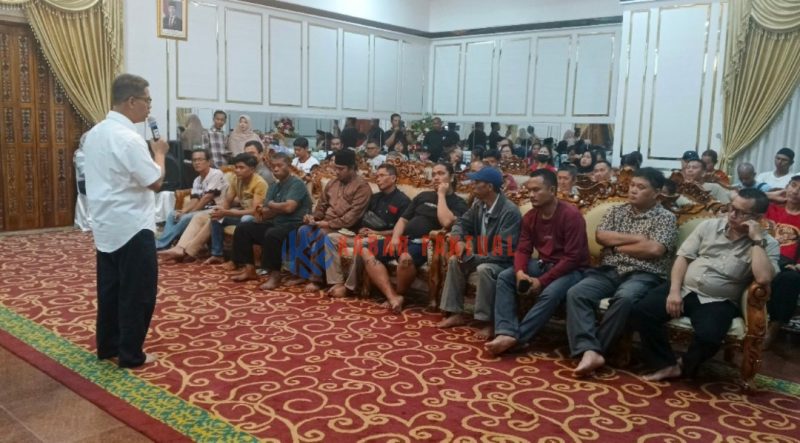 Bupati Karimun, Ing H. Iskandarsyah saat menjelaskan tujuan relokasi pedagang sore ke Blok D.