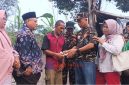 Ketua PC GP Ansor, Yusriadi menyerahkan bantuan Rp 3 juta untuk meringankan beban ekonomi Iskandar Muda Soulona.