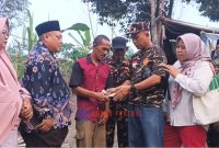 Ketua PC GP Ansor, Yusriadi menyerahkan bantuan Rp 3 juta untuk meringankan beban ekonomi Iskandar Muda Soulona.