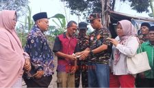 Ketua PC GP Ansor, Yusriadi menyerahkan bantuan Rp 3 juta untuk meringankan beban ekonomi Iskandar Muda Soulona.