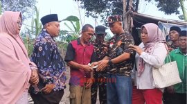 Ketua PC GP Ansor, Yusriadi menyerahkan bantuan Rp 3 juta untuk meringankan beban ekonomi Iskandar Muda Soulona.