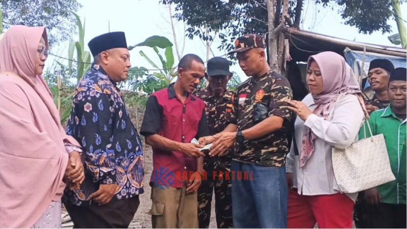 Ketua PC GP Ansor, Yusriadi menyerahkan bantuan Rp 3 juta untuk meringankan beban ekonomi Iskandar Muda Soulona.
